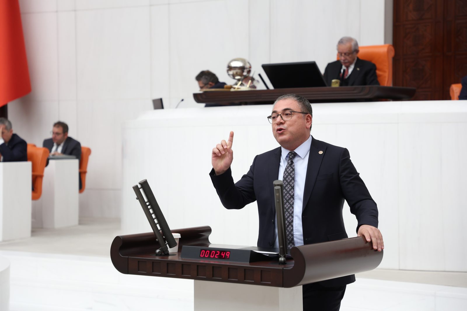 CHP’Lİ KARAKOZ SORDU: “YANGIN SÖNDÜRMEDE 27 UÇAK VE 105 HELİKOPTER VARSA NEDEN KULLANILMIYOR?”
