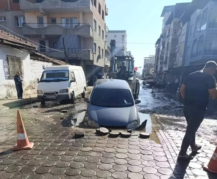 İncirliova’da Su Hattı Patladı, Araba Çukura Düştü
