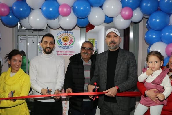 SÖKE ÇOCUKLAR GÜLÜMSESİN DEDİ