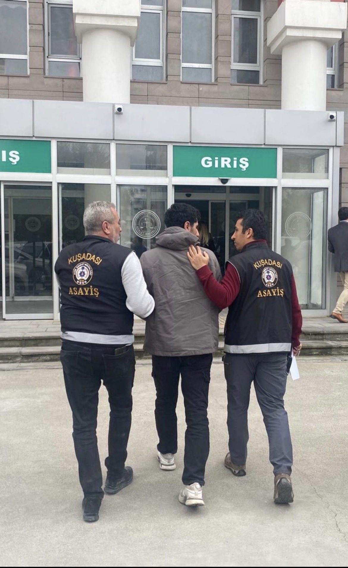 Kuşadası’nda Aranan İki Hükümlü Yakalandı