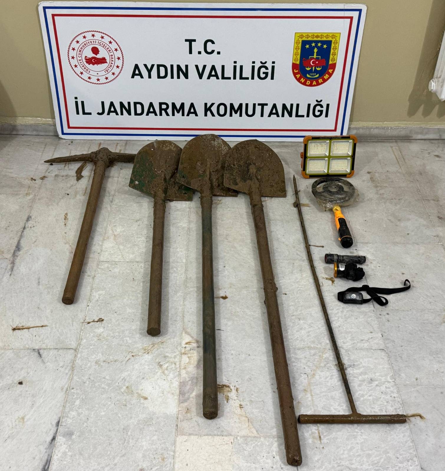 Efeler’de Kaçak Kazı Operasyonu: 5 Şüpheli Suçüstü Yakalandı