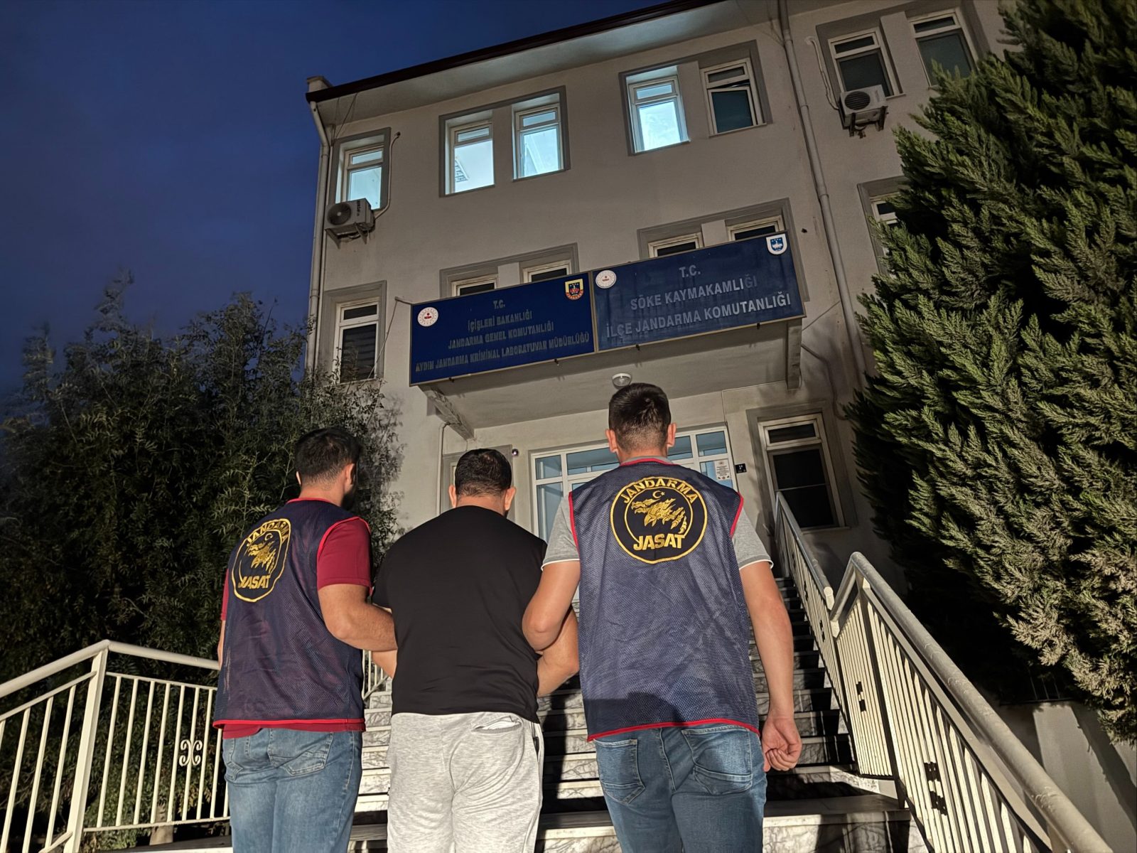 AYDIN’DA HIRSIZLIK SUÇUNDAN ARANAN ŞAHIS JANDARMA TARAFINDAN YAKALANDI