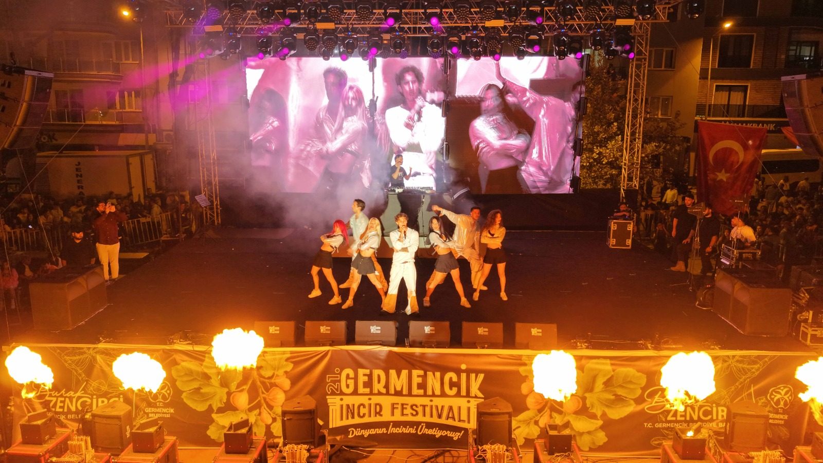 GERMENCİK’TE BİNLERCE GENÇ CAKAL KONSERİYLE UNUTULMAZ BİR AKŞAM YAŞADI