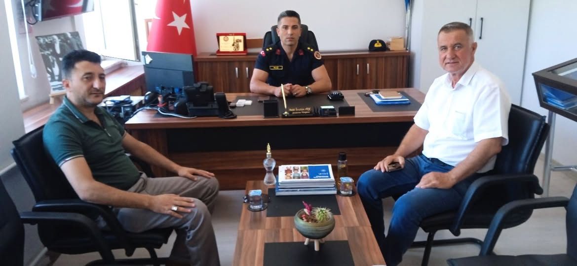 Altıeylül Mahallesi Muhtarı Halil Kumaş’tan Köşk Jandarma Komutanı Üsteğmen Halil İbrahim Alıç’a Hayırlı Olsun Ziyareti