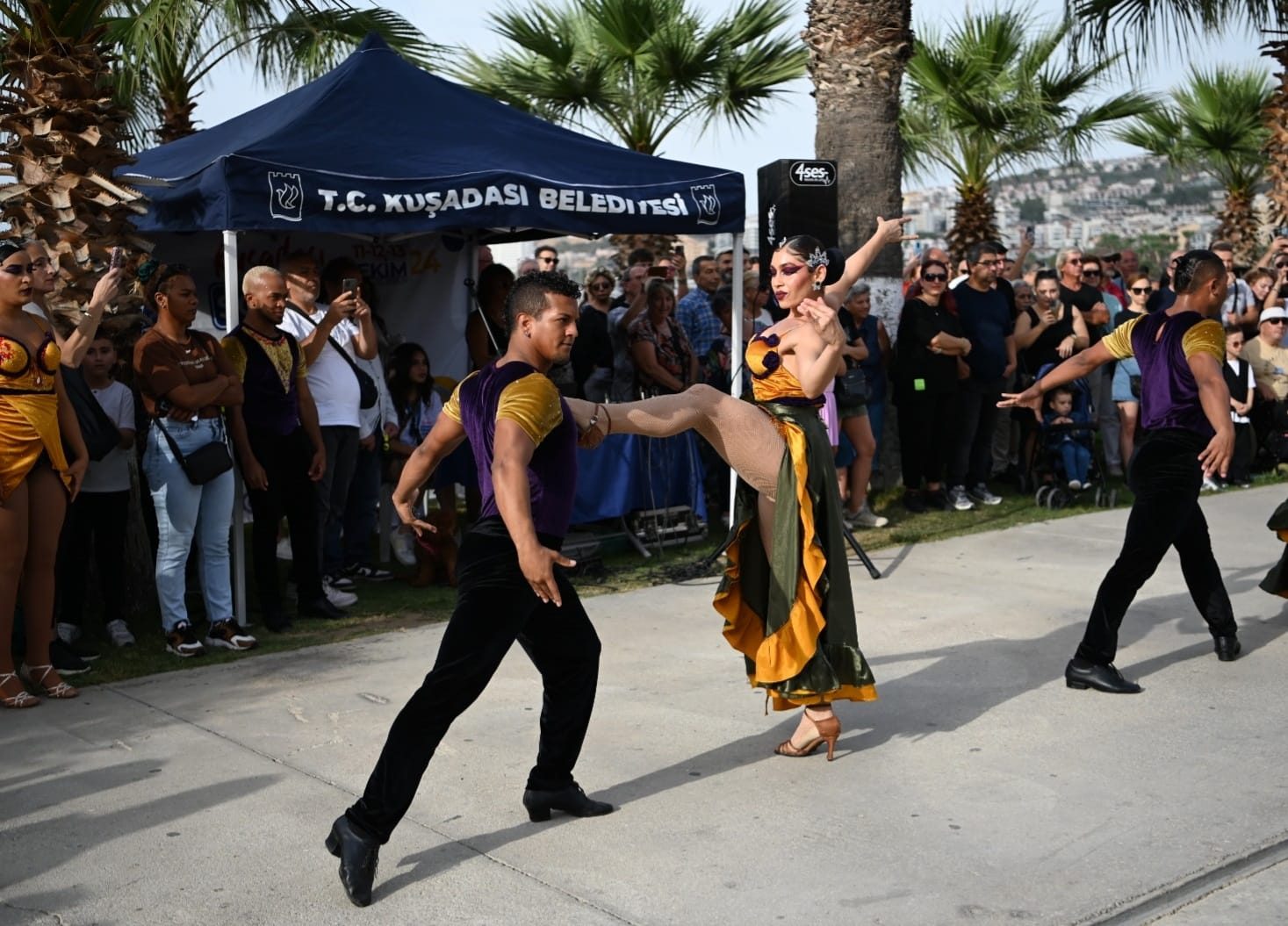 KUŞADASI SOKAK FESTİVALİ TAM GAZ SÜRÜYOR…