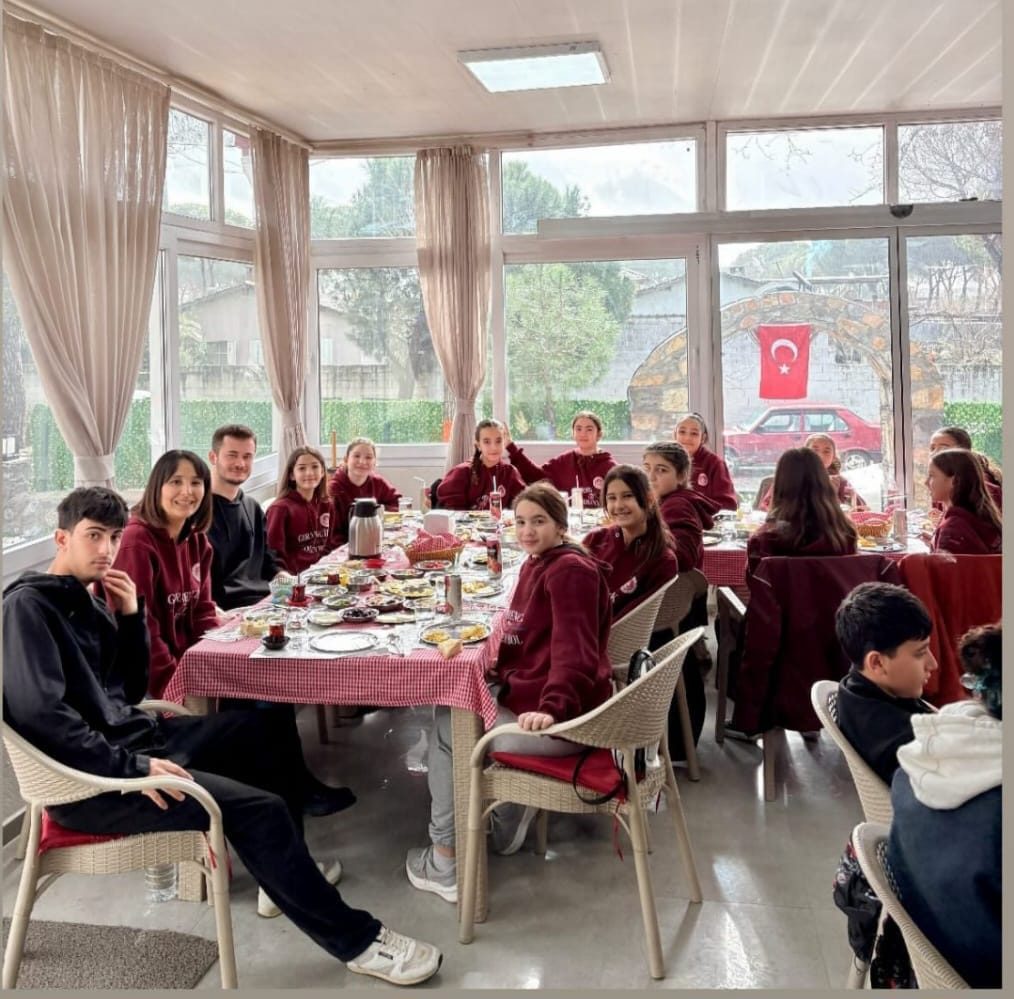 Kahvaltı Sofrasında Galibiyet Sevinci: Muhtar Adayı Peker’den Gençlere Moral