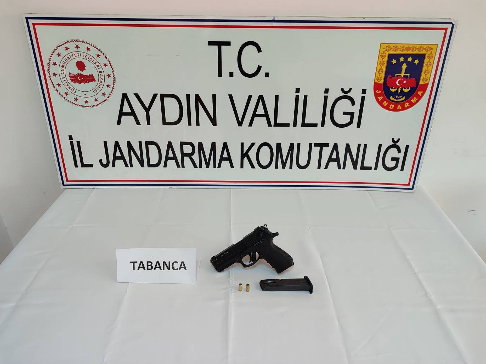JANDARMA  ŞÜPHELİ KİŞİDEN KURUSIKI ELE GEÇİRDİ