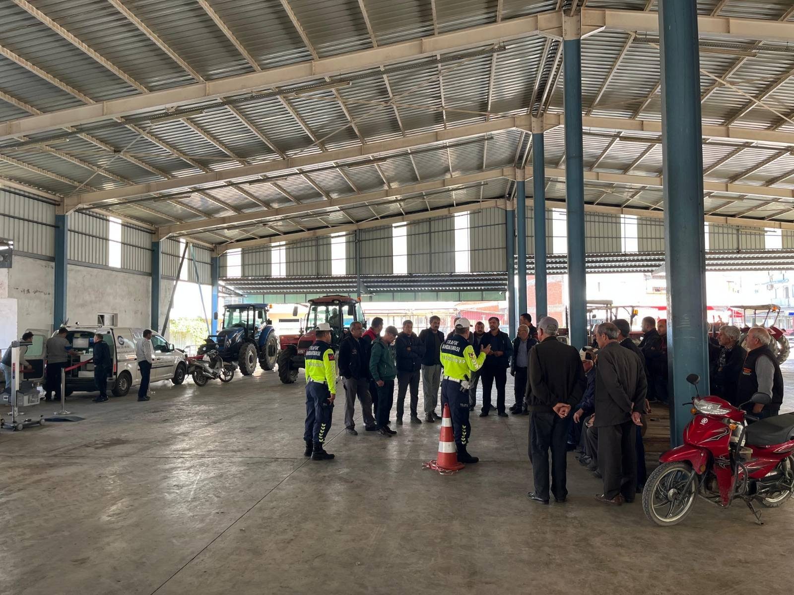 Aydın’da Jandarmadan Traktör ve Motosiklet Sürücülerine Trafik Eğitimi