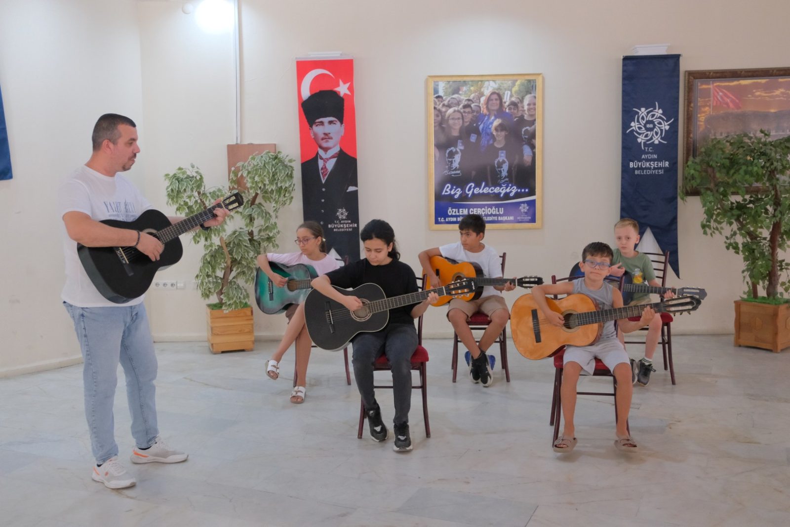 BAŞKAN ÇERÇİOĞLU’NDAN GELECEĞİN MÜZİSYENLERİNE DESTEK: AYDINLI ÇOCUKLAR YAZ TATİLİNİ MÜZİKLE GEÇİRİYOR