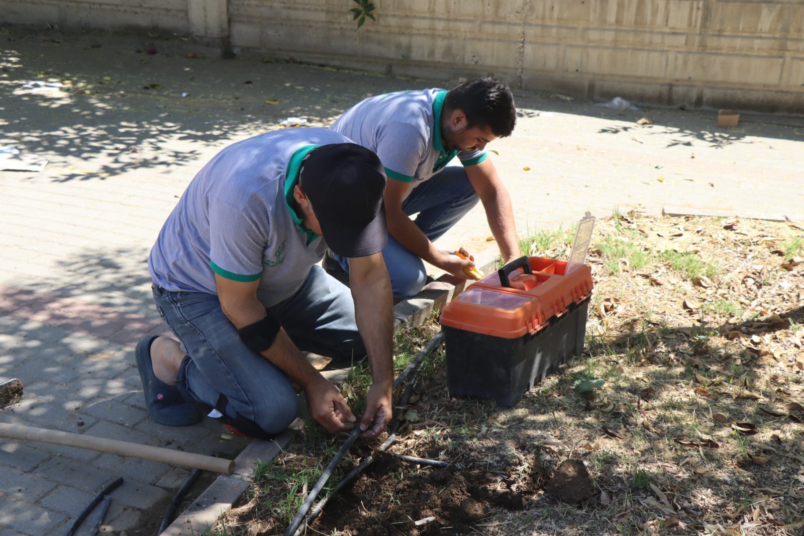 Nazilli Belediyesi su israfına karşı parklardaki damlama sistemlerini yeniliyor