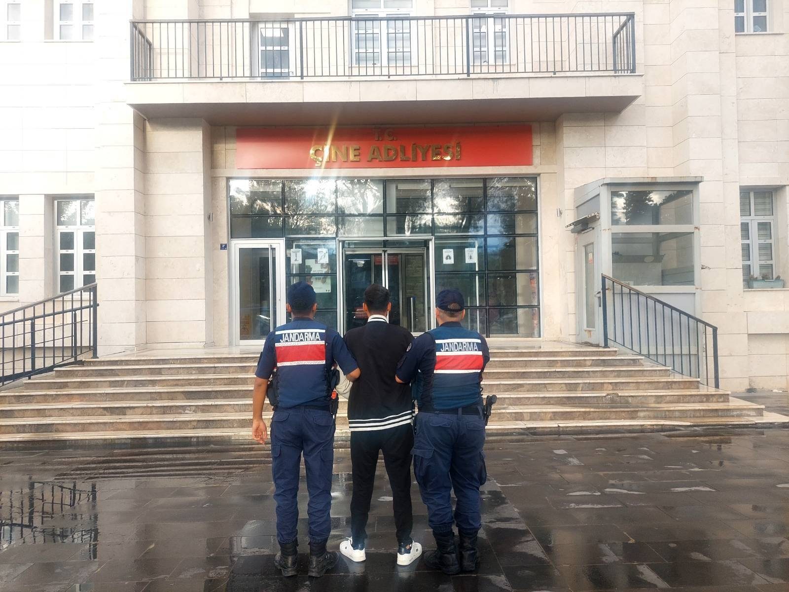 HAKKINDA YAKALAMA KARARI BULUNAN ŞAHIS YAKALANDI