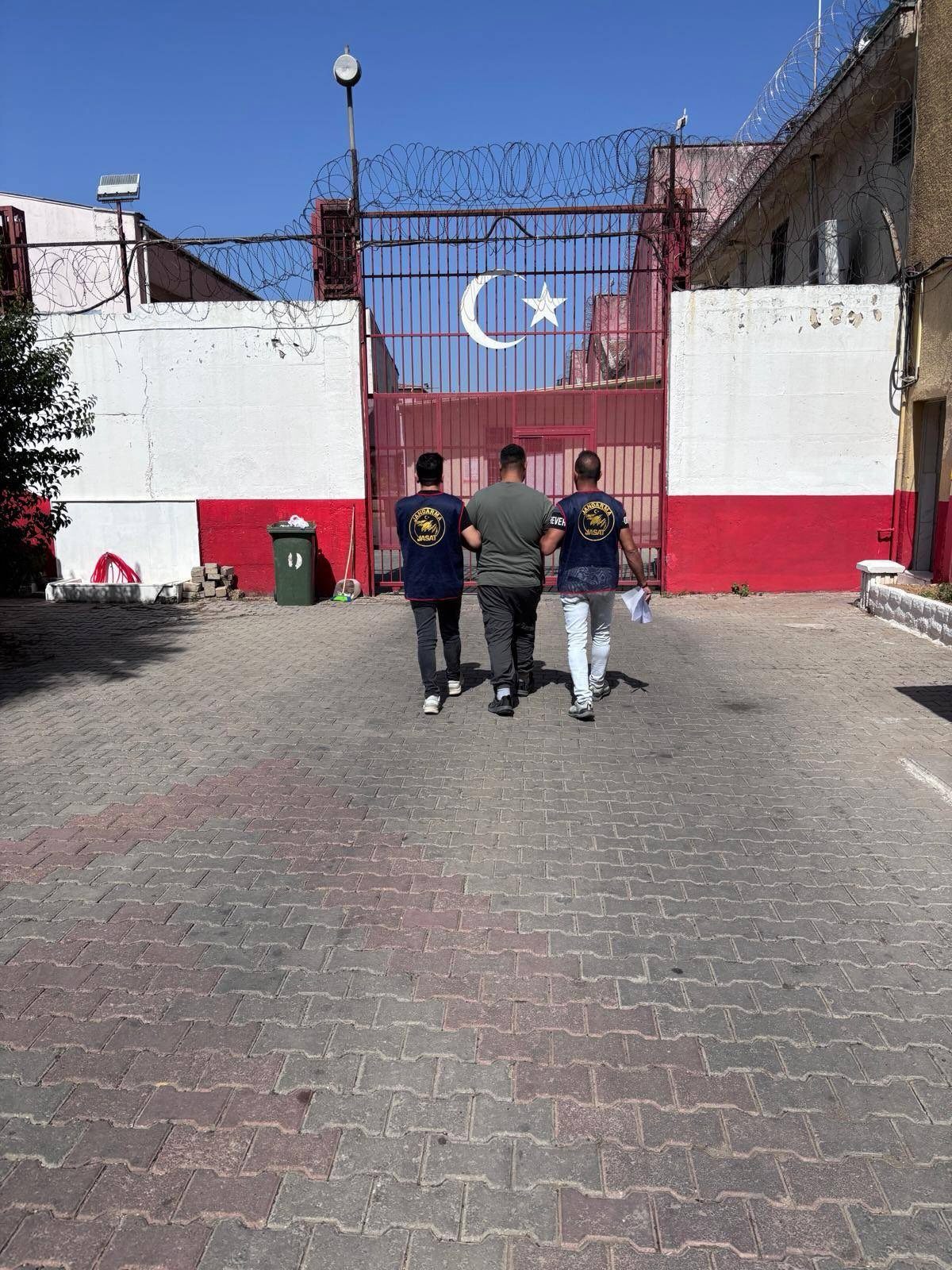 Nazilli'de uyuşturucu suçundan 8 yıl 4 ay hapis cezası bulunan hükümlü tutuklandı