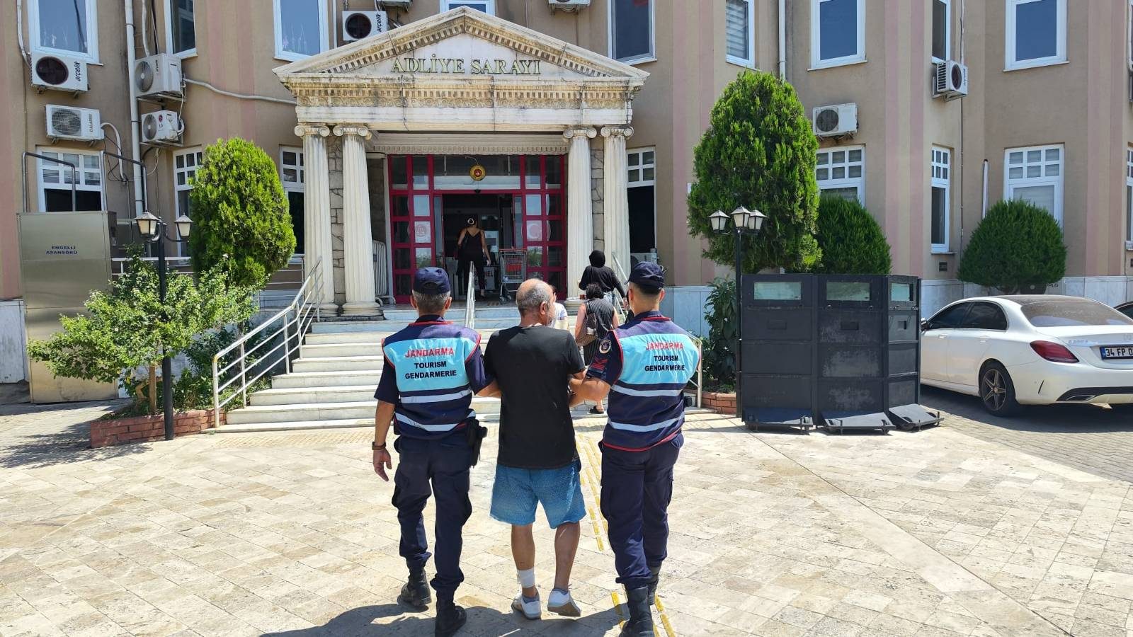 ÇOCUKLARI KULLANAN KİŞİYİ JANDARMA YAKALADI