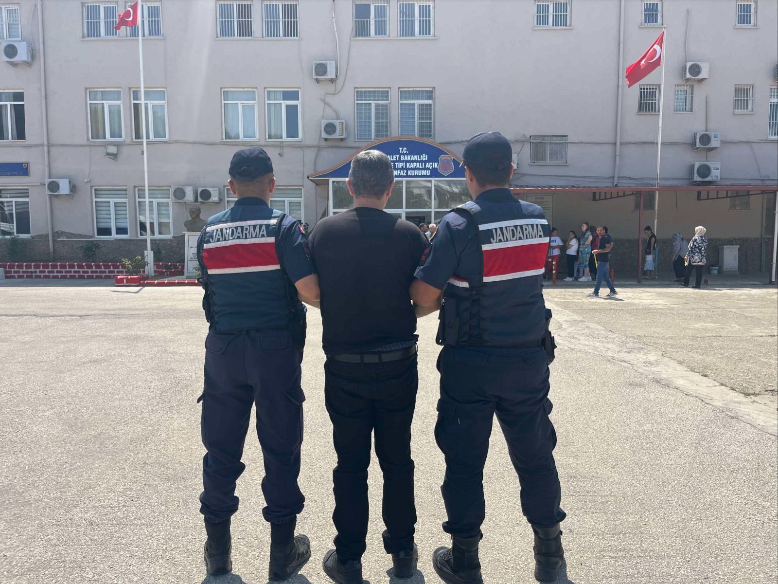 SİLAHLA TEHDİT SUÇUNDAN ARANAN KİŞİ YAKALANDI