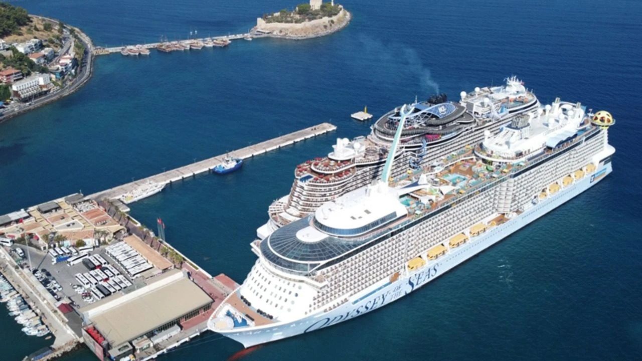 Kuşadası'nda kruvaziyer turizm hareketliliği sürüyor