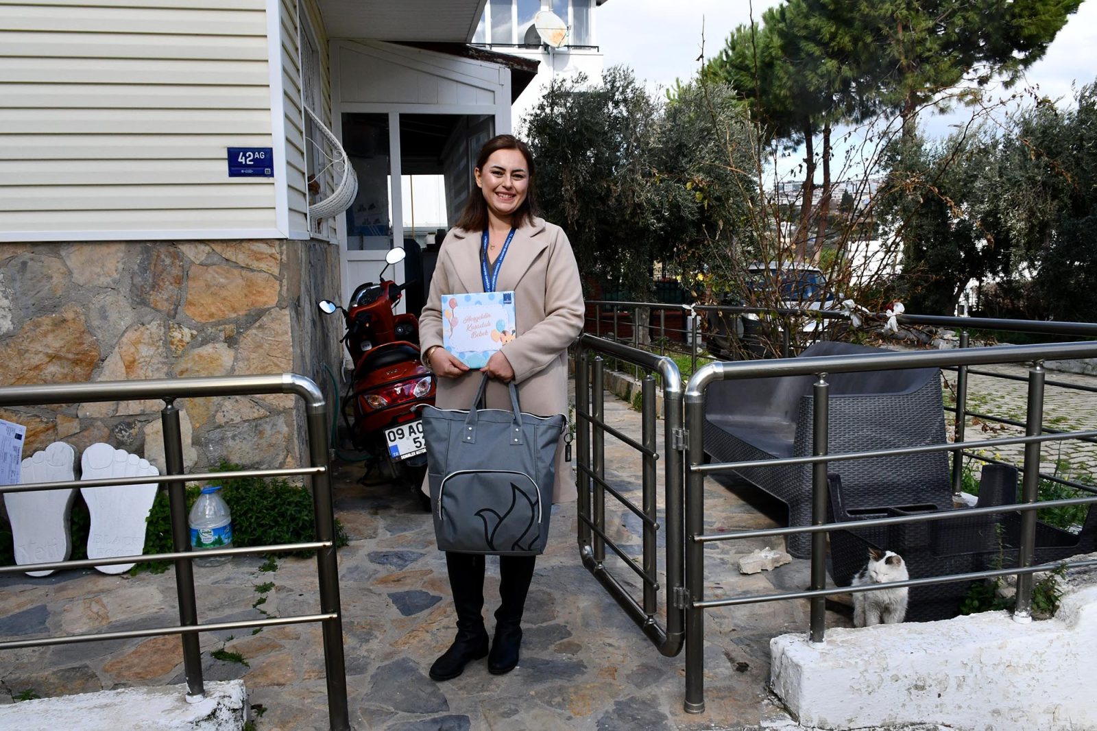 KUŞADASI BELEDİYESİ YENİ DOĞAN HEMŞEHRİLERİNİ ZİYARET ETMEYE DEVAM EDİYOR