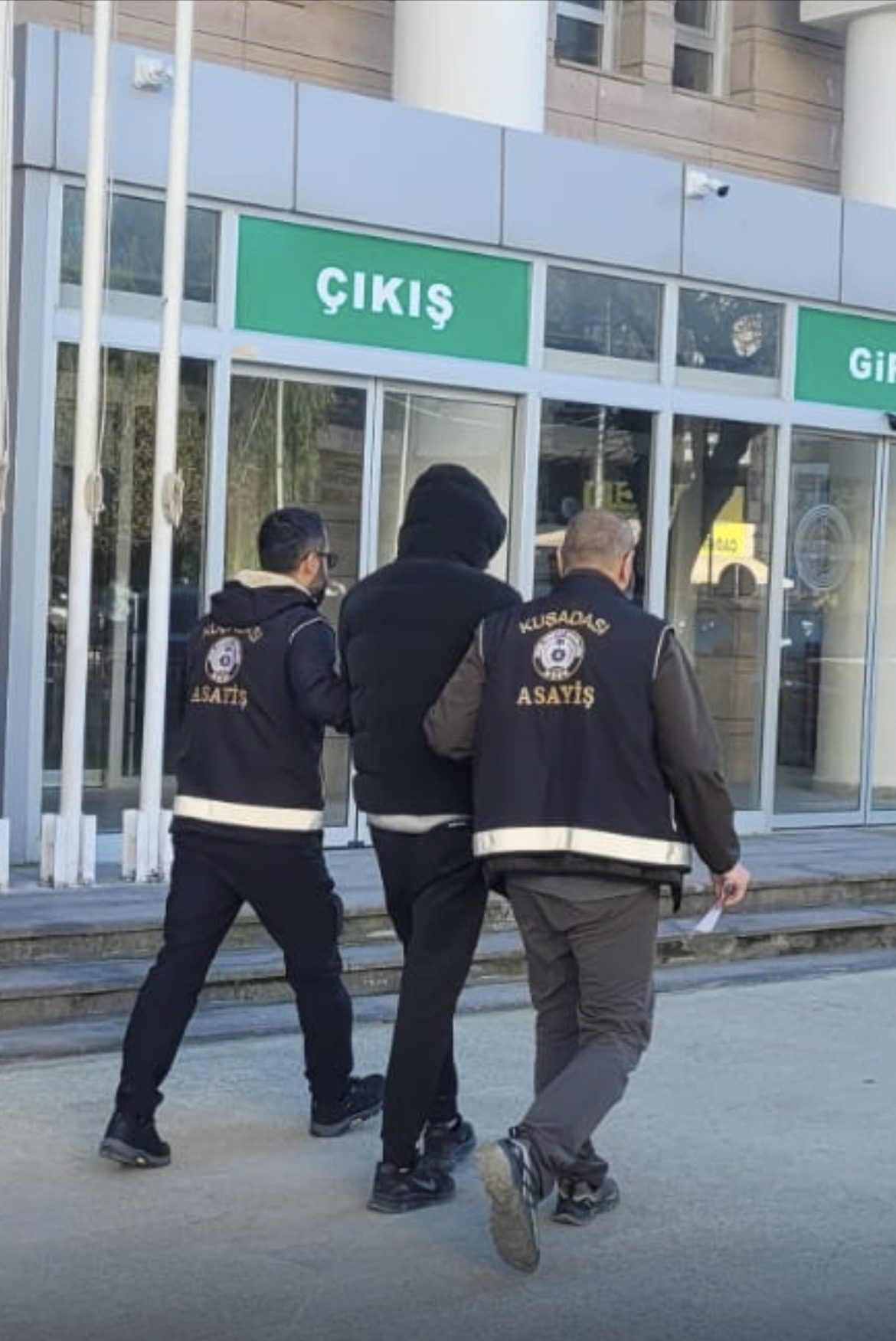 Kuşadası’nda Aranan 2 Firari Hükümlü Yakalandı
