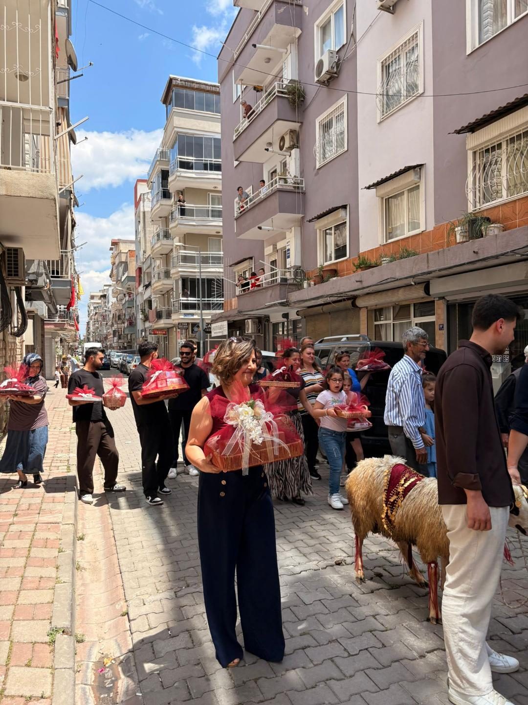 Aydın’da “Gelin Koçu” Geleneği Davul Zurnayla Görkemli Teslimat!