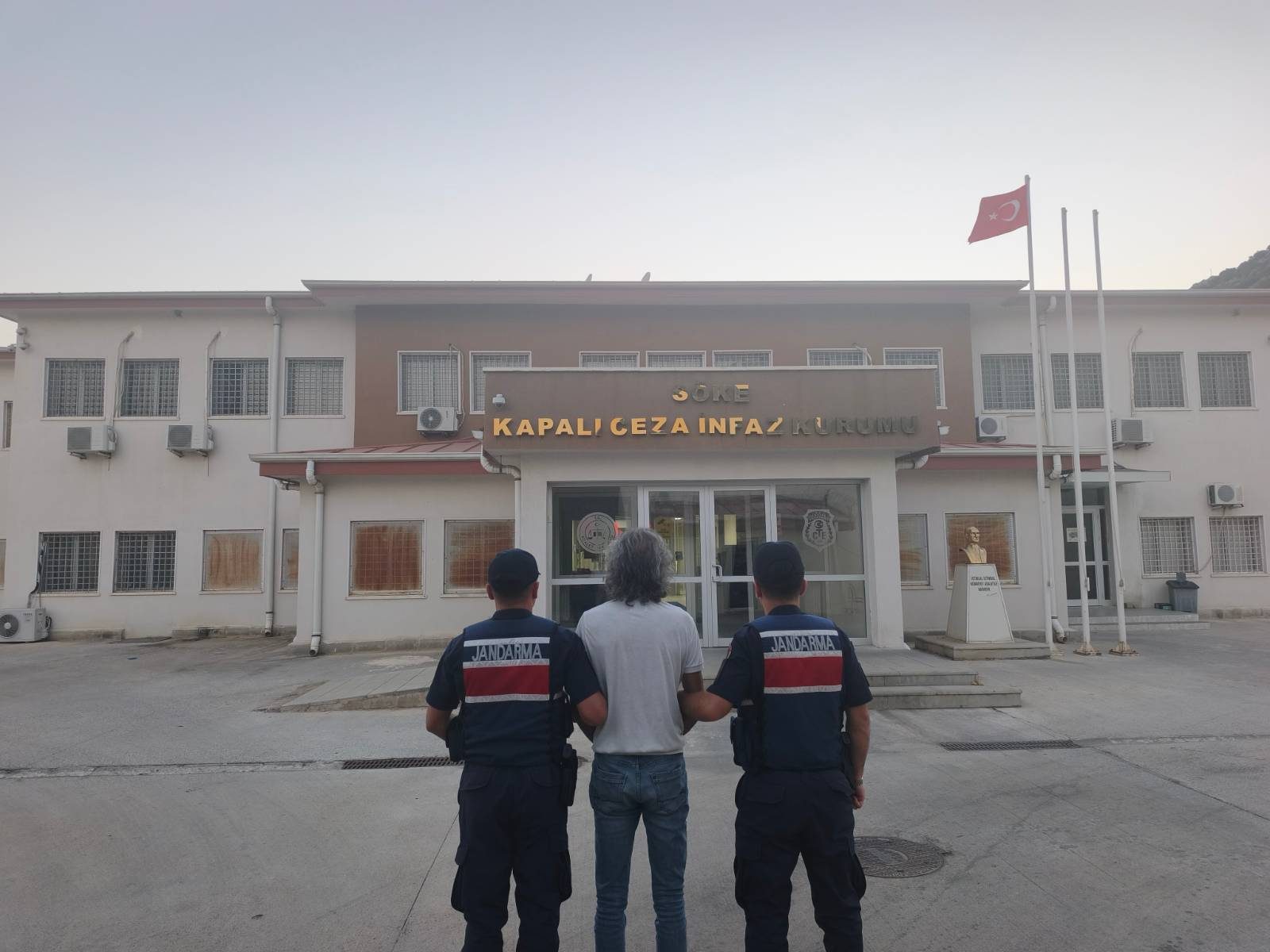 Kuşadası'nda uyuşturucu operasyonu: 3 şüpheliden 2'si tutuklandı
