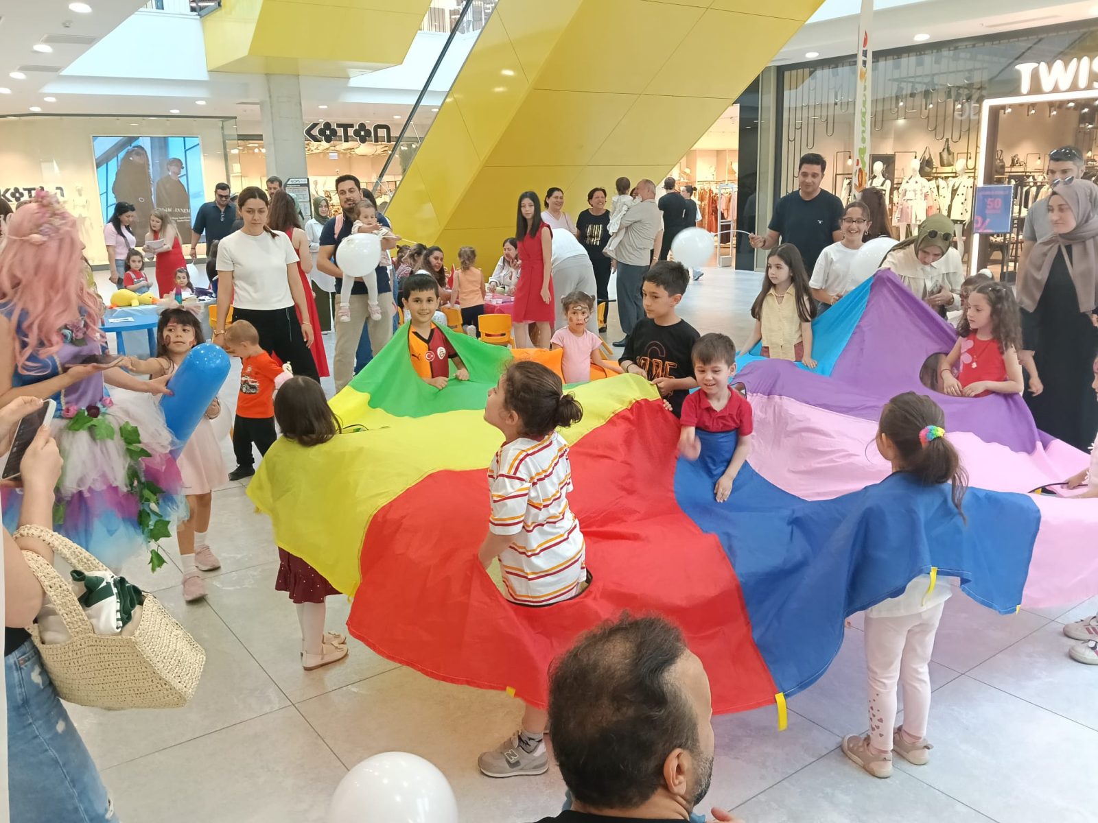ANNELER VE ÇOCUKLAR AYNI RİTİMDE BULUŞTU: YEŞİL PALMİYE ANAOKULU’NDAN UNUTULMAZ ANNELER GÜNÜ ETKİNLİĞİ