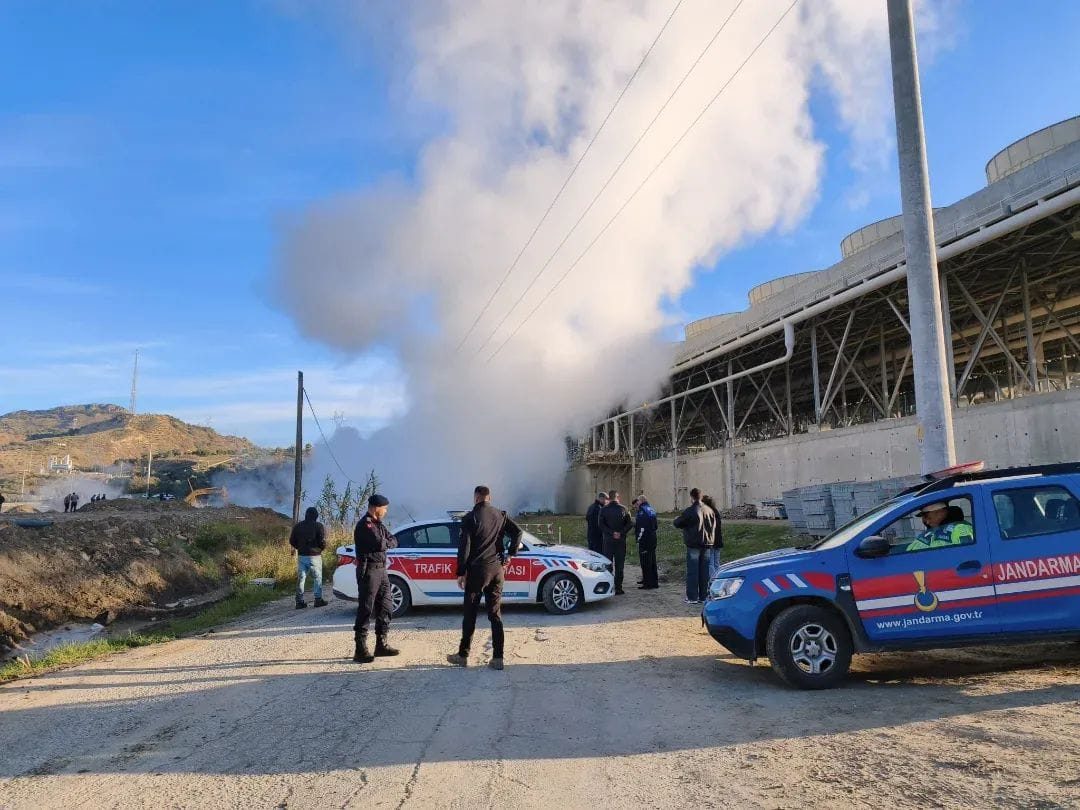 Germencik Bozköy’de Jeotermal Hattı Patladı: Yol Trafiğe Kapatıldı