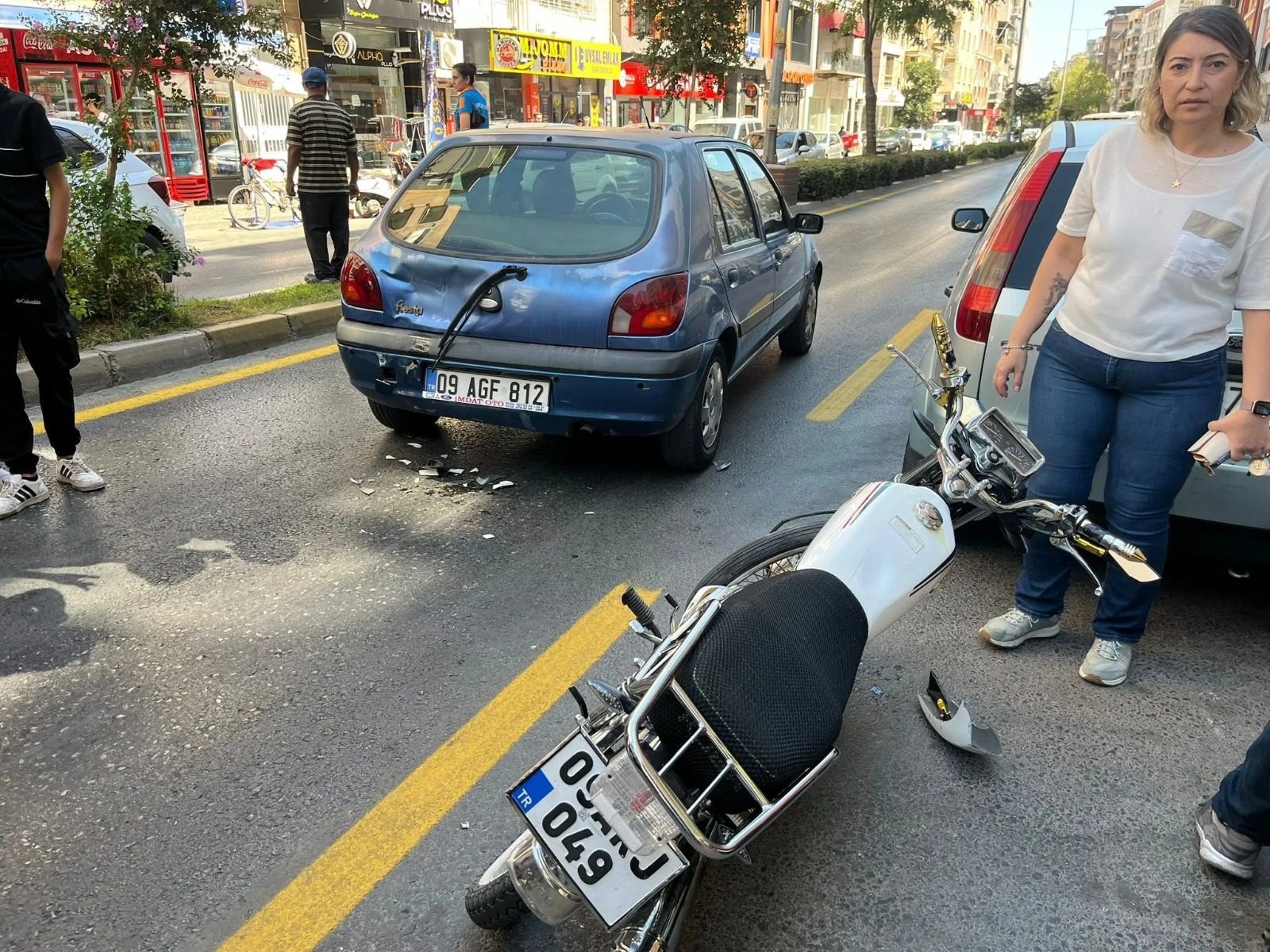 Efeler’de Otomobile Çarpan Motosiklet Sürücüsü Yaralandı
