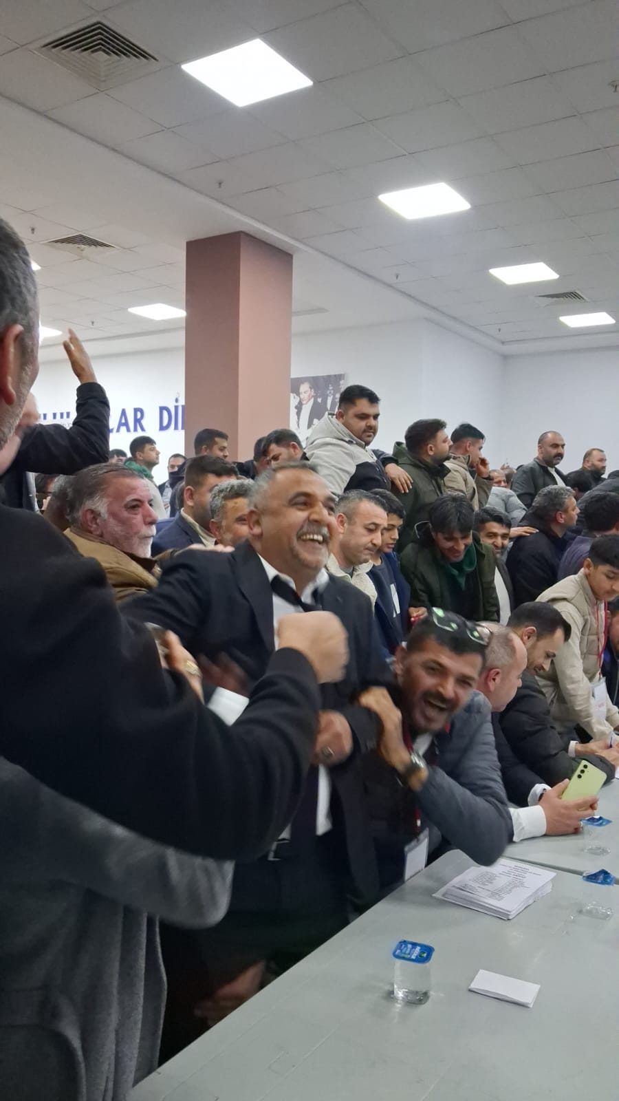 İNCİRLİOVA ESNAFI KARARINI VERDİ: YASİN AKDAĞ EZİCİ ÇOĞUNLUKLA BAŞKAN!