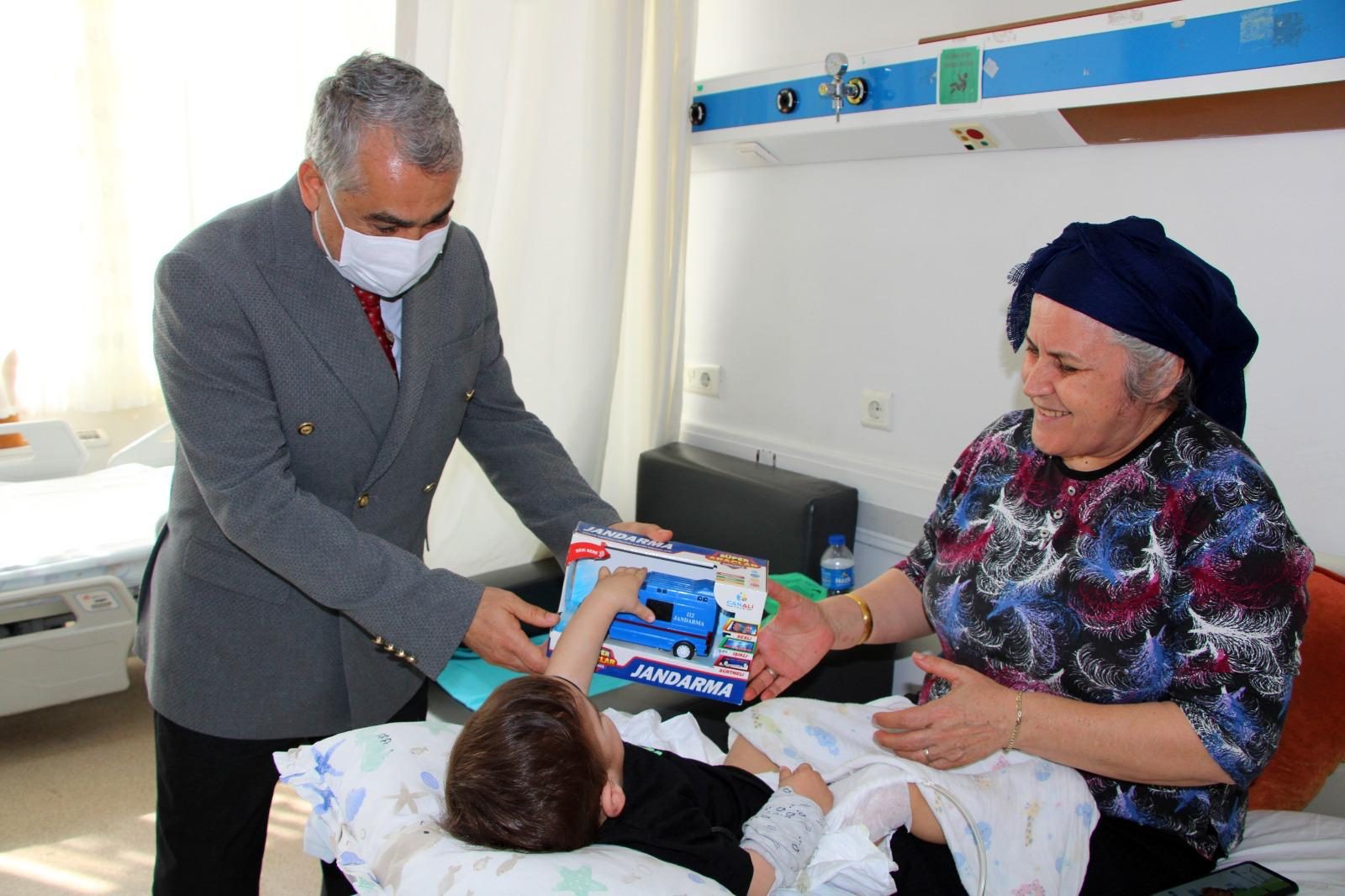Rektör Prof. Dr. Bülent Kent’ten 23 Nisan’da Çocuk Hastalara Anlamlı Ziyaret