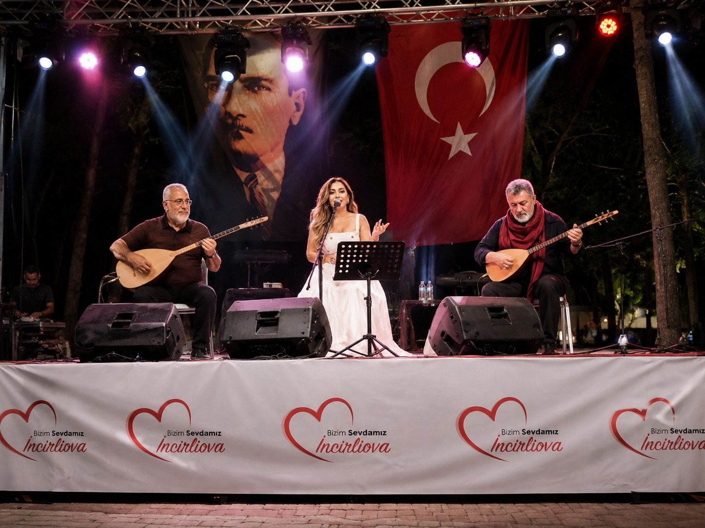  İncirliova’da Dayanışma Gecesi: Cem Evi İçin Düzenlenen Destek Konseri Büyük İlgi Gördü