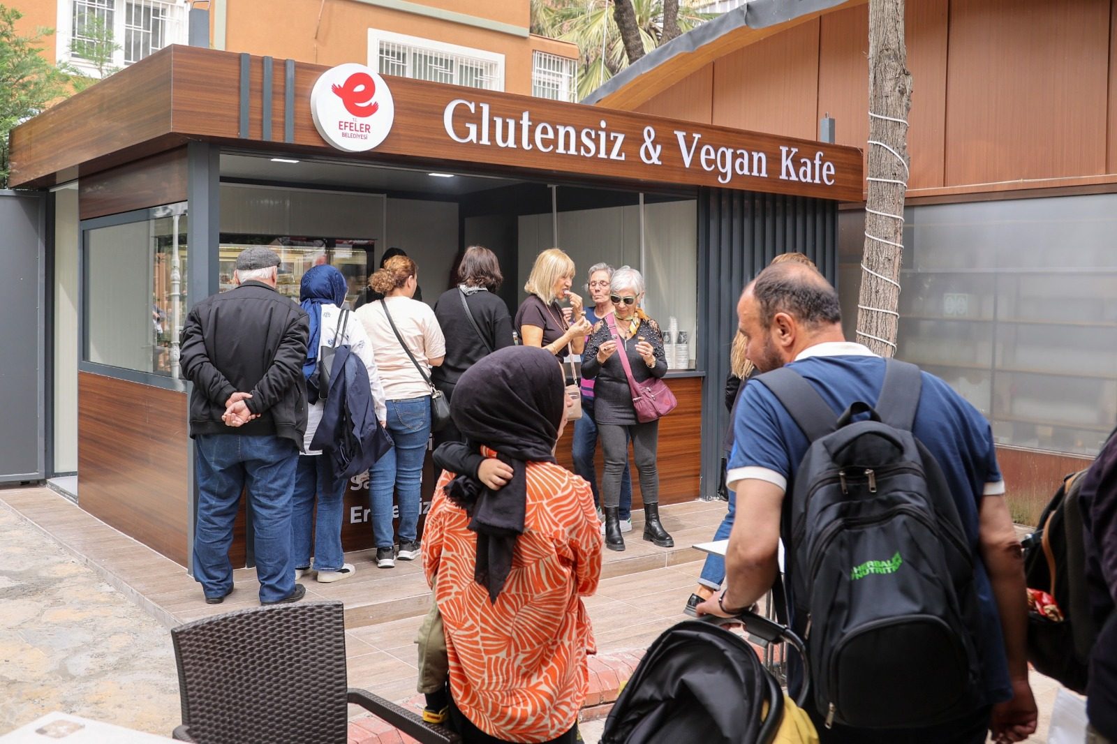 BAŞKAN ANIL YETİŞKİN SÖZÜNÜ TUTTU: MENDERES PARK’TA VEGAN KAFE DÖNEMİ YOĞUN İLGİYLE BAŞLADI