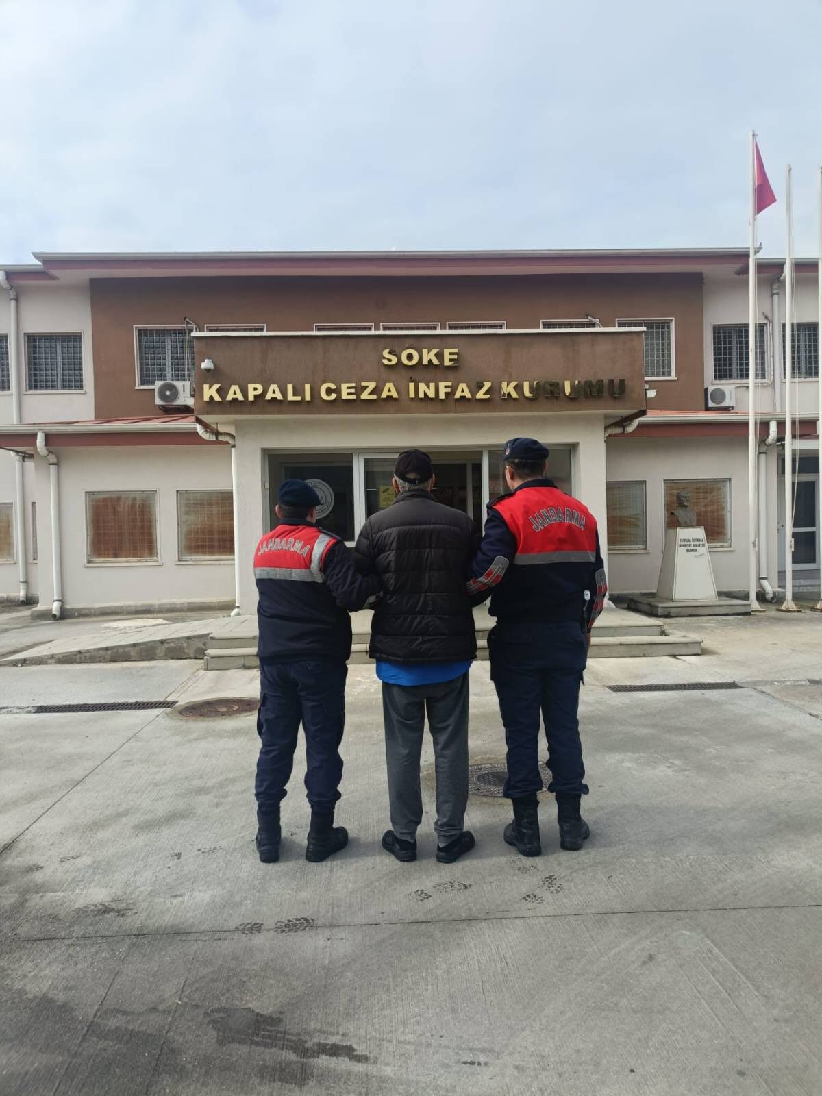 Efeler’de İşletme Sahibinden 300 Bin TL Talep Eden Şahıs Yakalandı