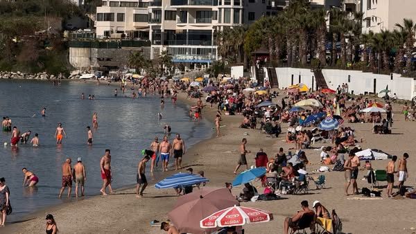 Kuşadası Plajları Doldu Taştı