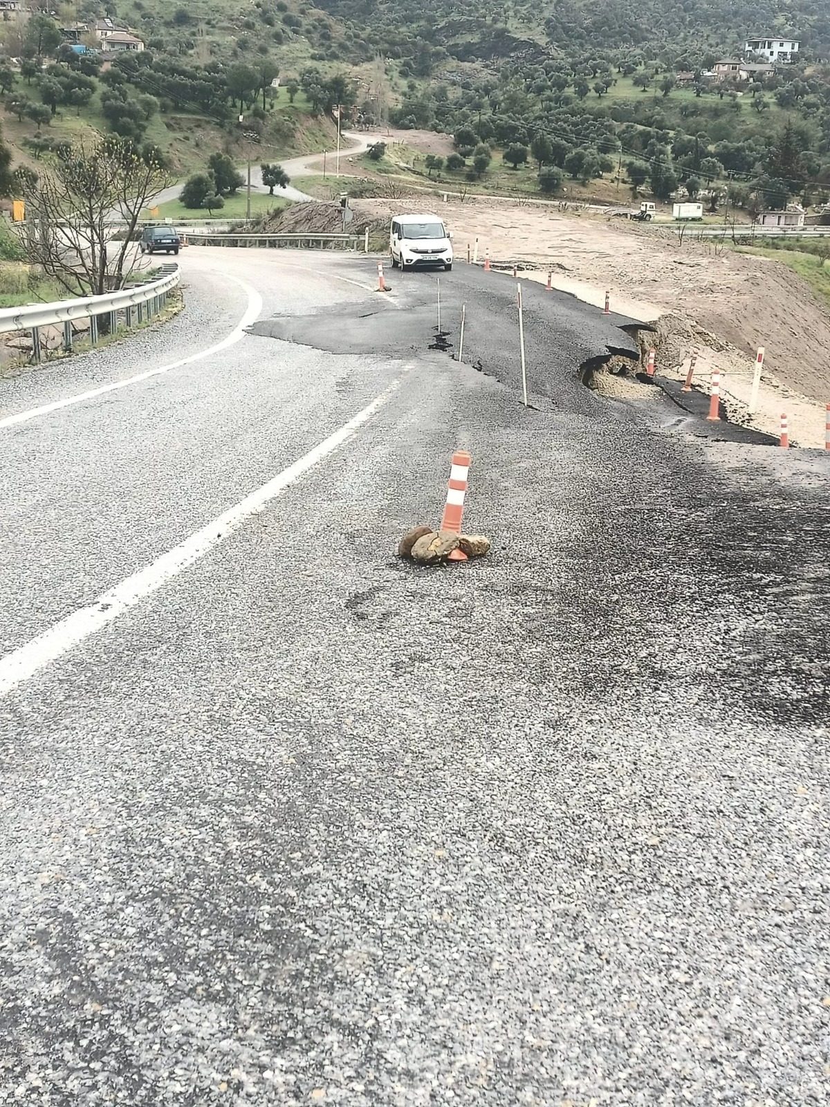 ŞİRİNDERE YOLU YİNE ÇÖKTÜ: BİR AY DAYANMADI!