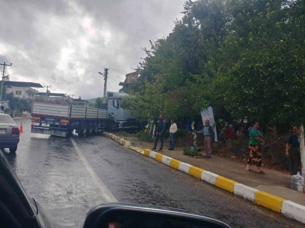 Bozdoğan’da Tır Kazası: Sürücü Yara Almadan Kurtuldu