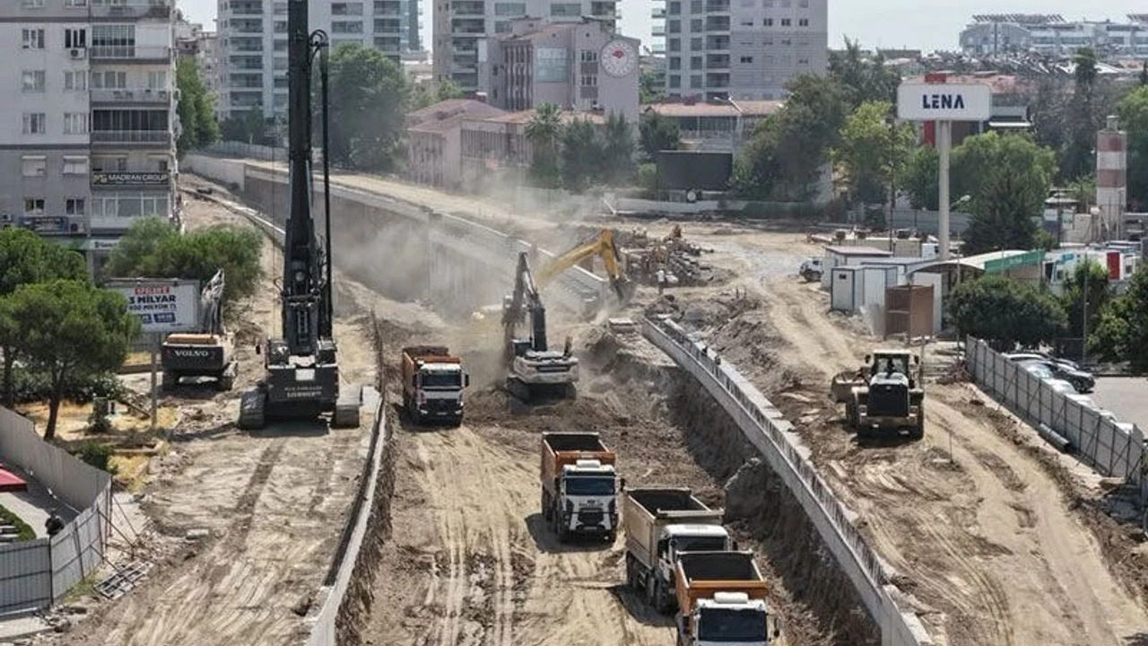 Yeni Dörtyol Köprülü Kavşağı'nda Çalışmalar Hız Kesmeden Devam Ediyor