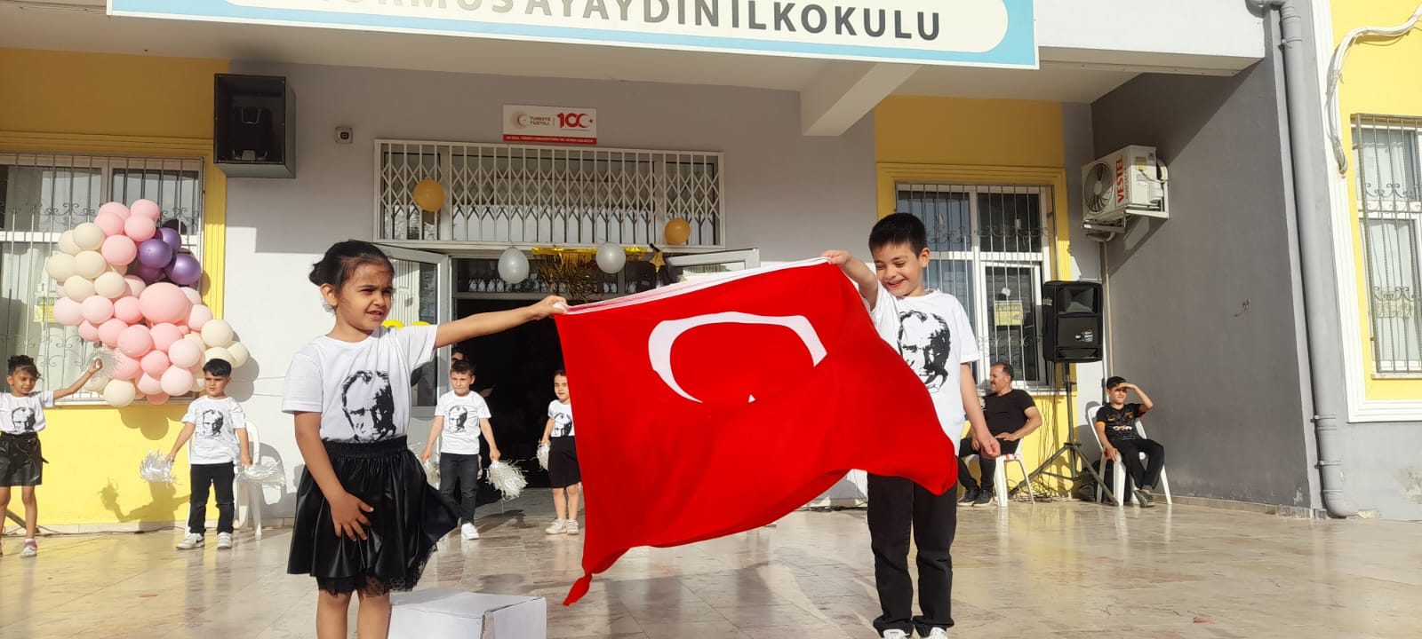 Hürmüs Ayaydın İlkokul Öğrencileri Yıl Sonu Gösterisi Düzenledi
