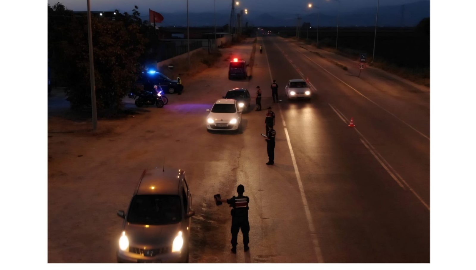 Koçarlı’da Jandarmadan Şok Yol Kontrolü: 2 Aranan Şahıs Yakalandı