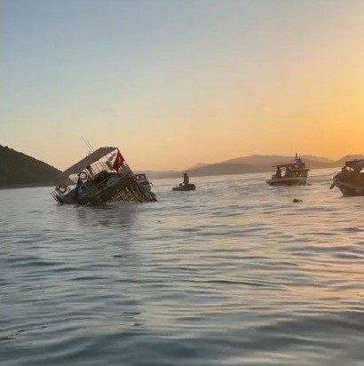 Kuşadası’nda tur teknesi battı