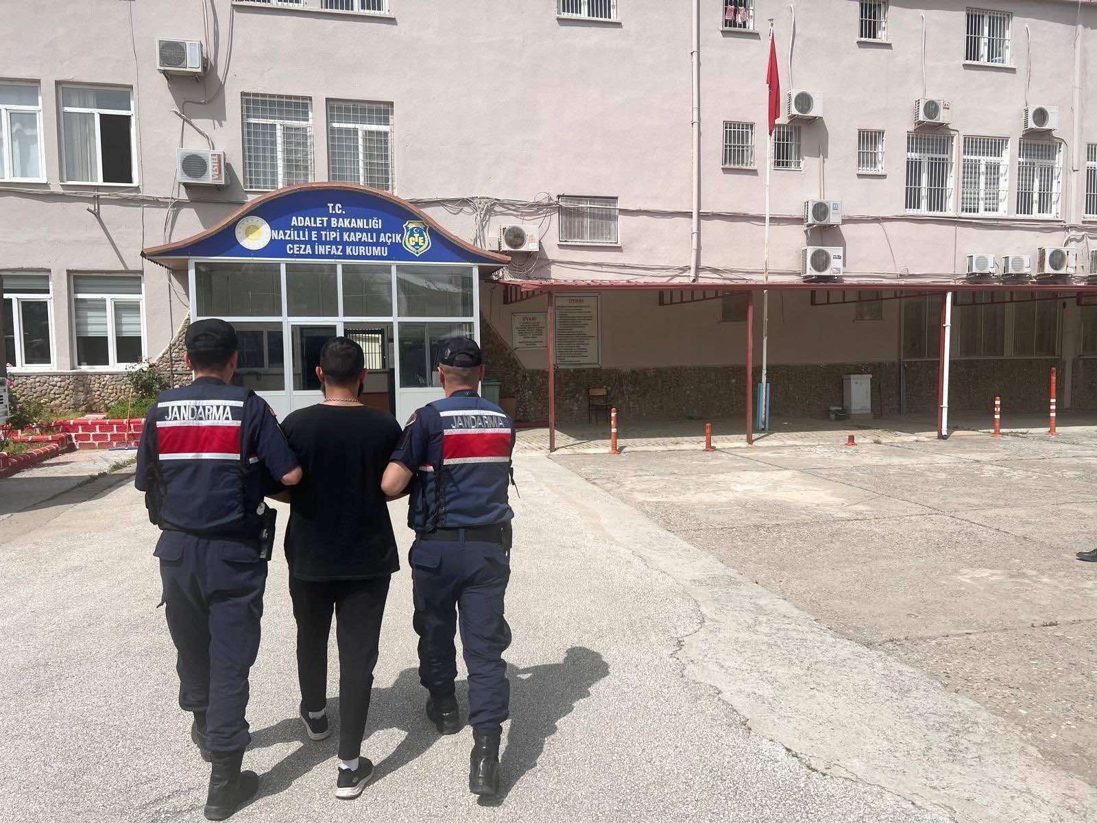 SİLAH VE YAĞMA SUÇUNDAN ARANAN KİŞİ YAKALANDI