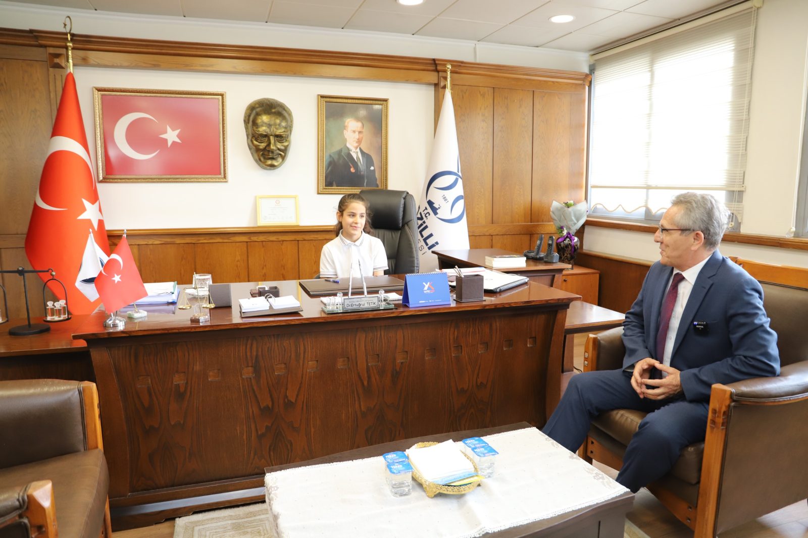 Başkan Tetik koltuğu çocuklara bıraktı