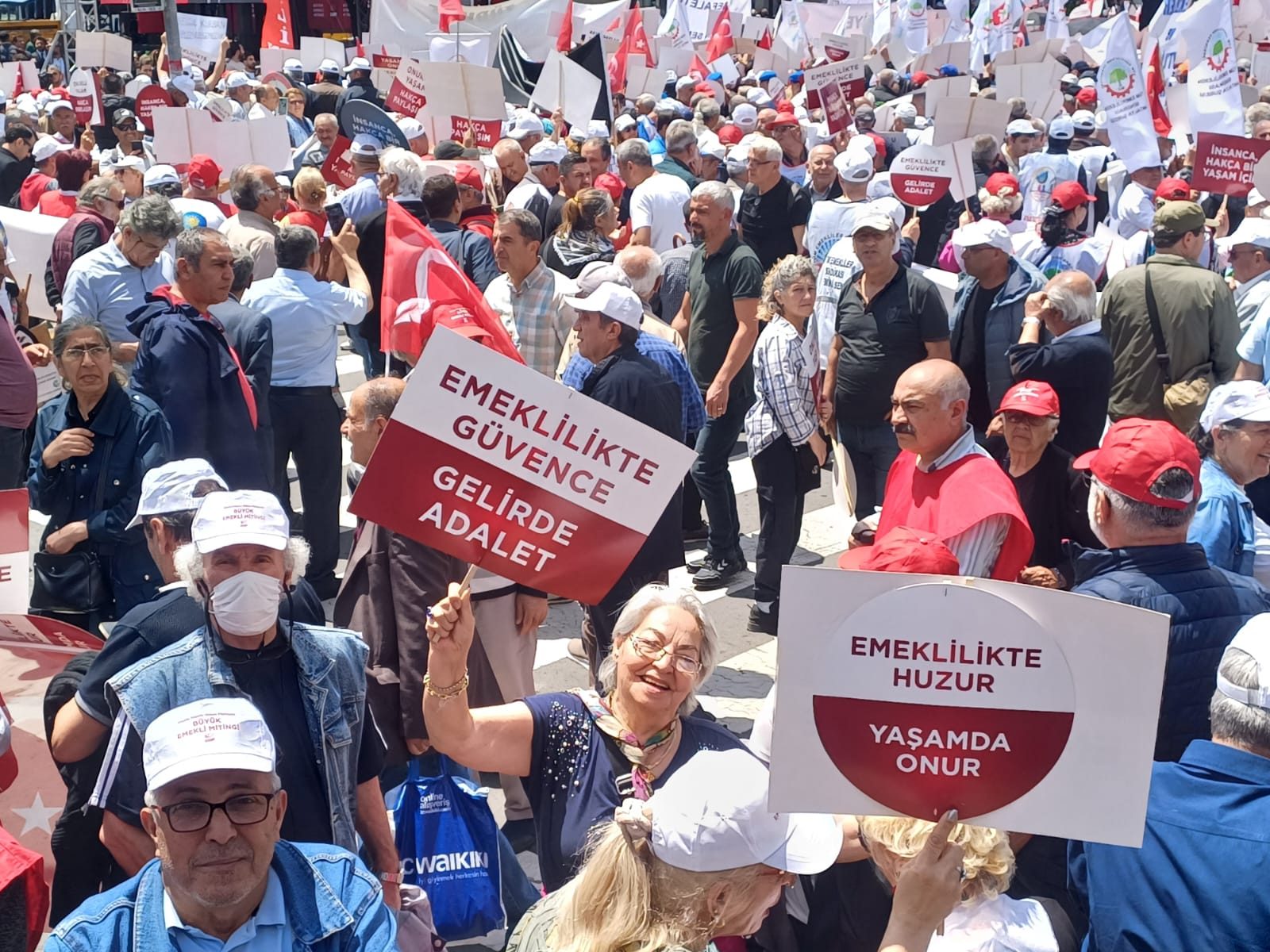 EMEKLİLER BÜYÜK EMEKLİ MİTİNGİNDEN HAYKIRDI