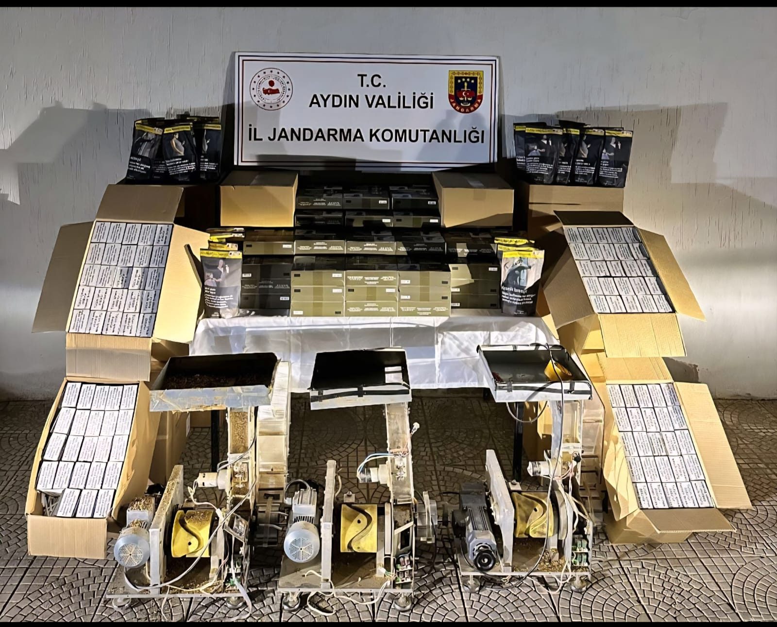 Efeler’de Kaçak Sigara Operasyonu: 500 Bin Liralık Ürün Ele Geçirildi