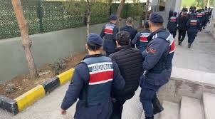 RUHSATSIZ SİLAH TAŞIYAN ŞÜPHELİLER ELE GEÇİRİLDİ