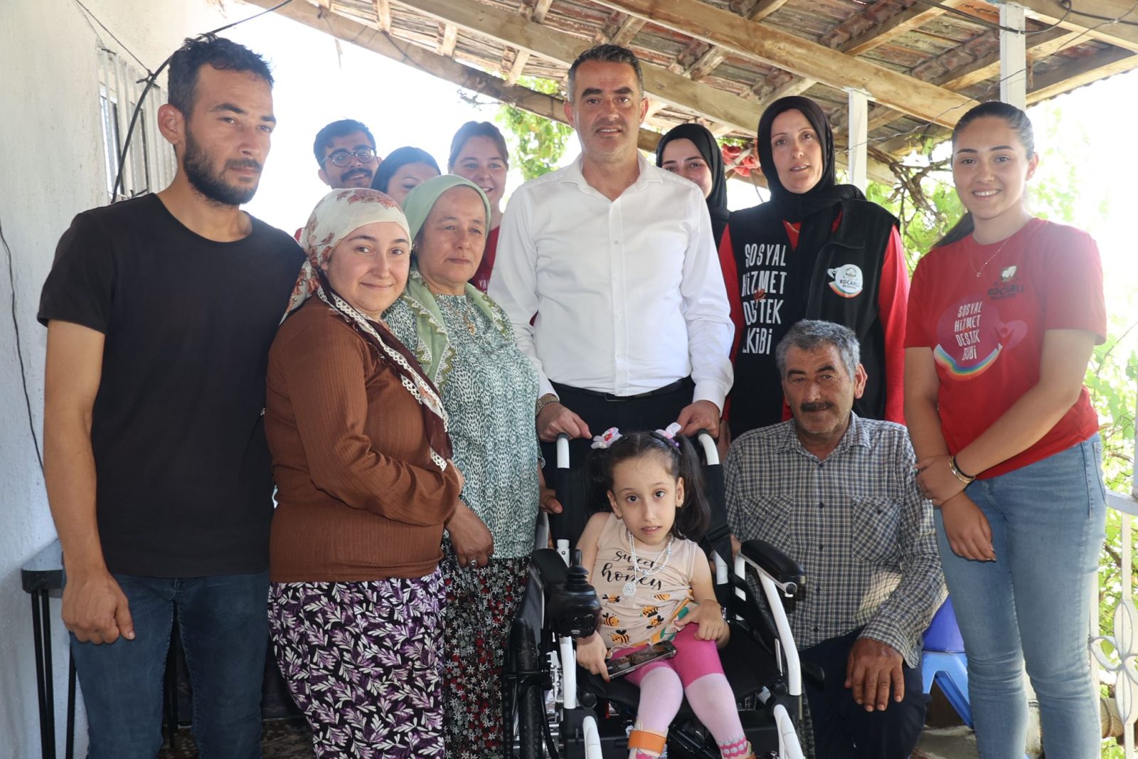 Özgür Arıcı “Efsa güldü, yüreklerimiz ısındı                                                           Minik Efsa Akülü Tekerlekli Sandalyesine Kavuştu.