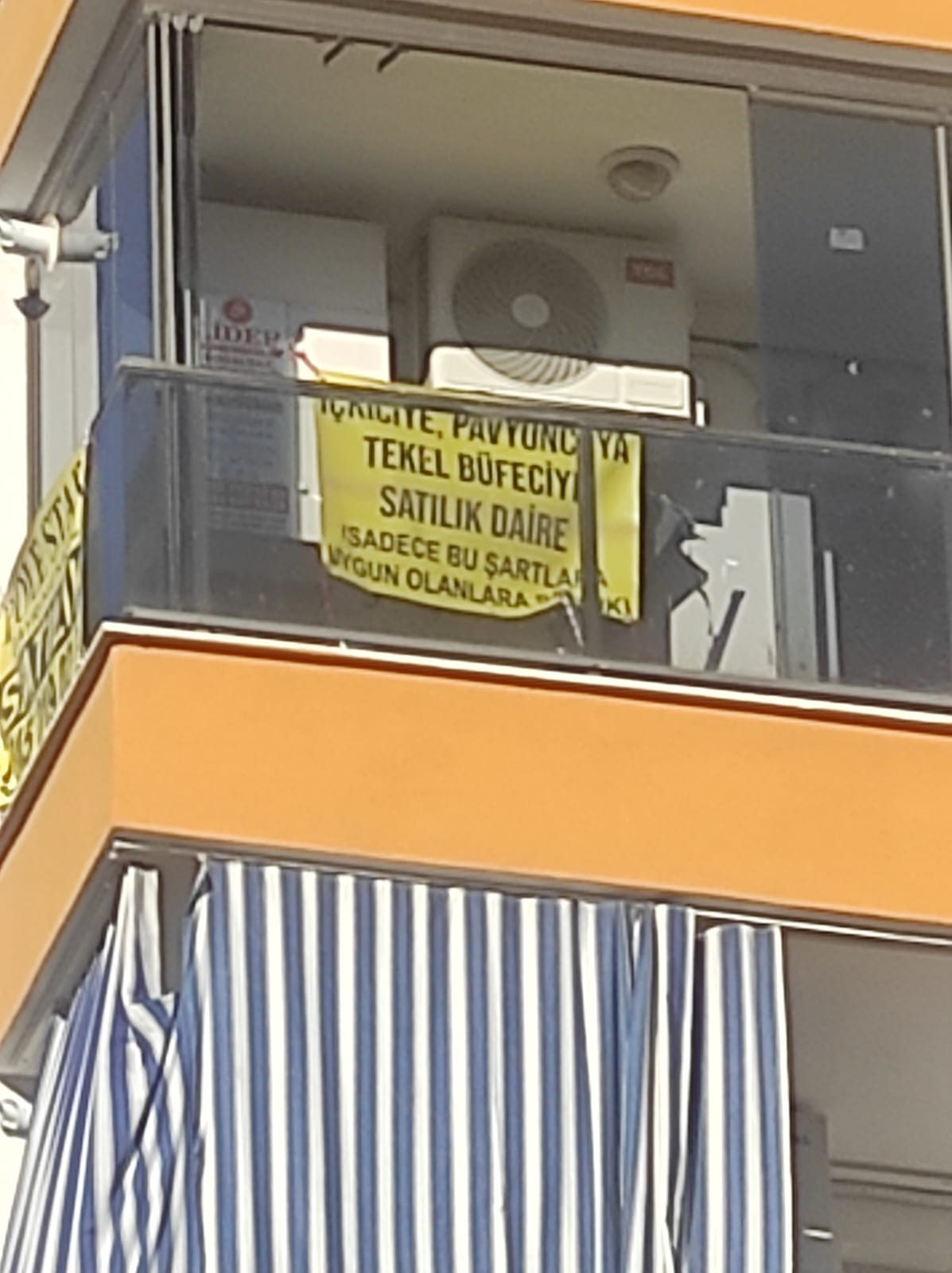 BALKONDAKİ İLAN MERAK UYANDIRDI!