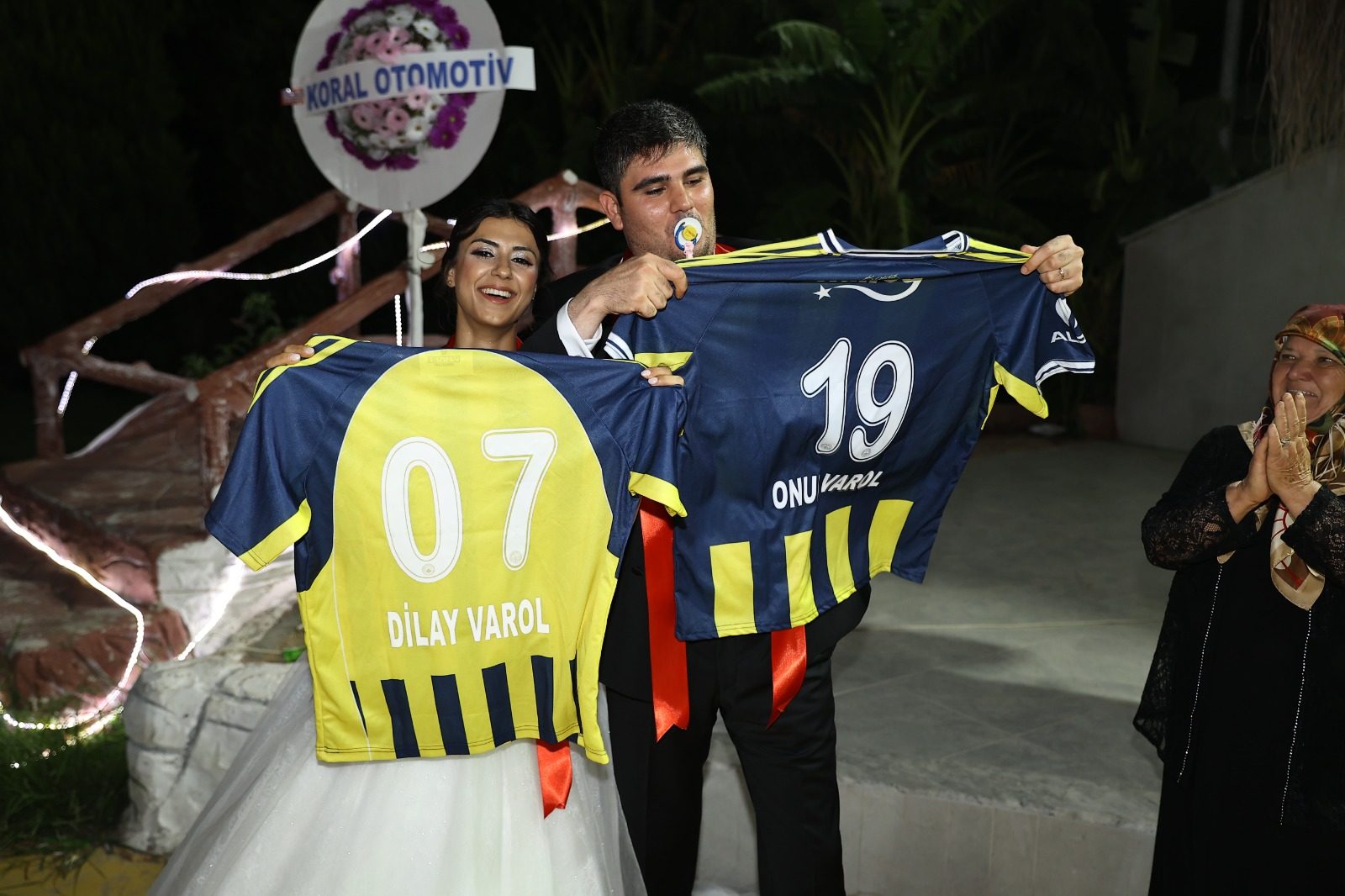 DÜĞÜNDE GELİN VE DAMAT FORMA GİYDİ