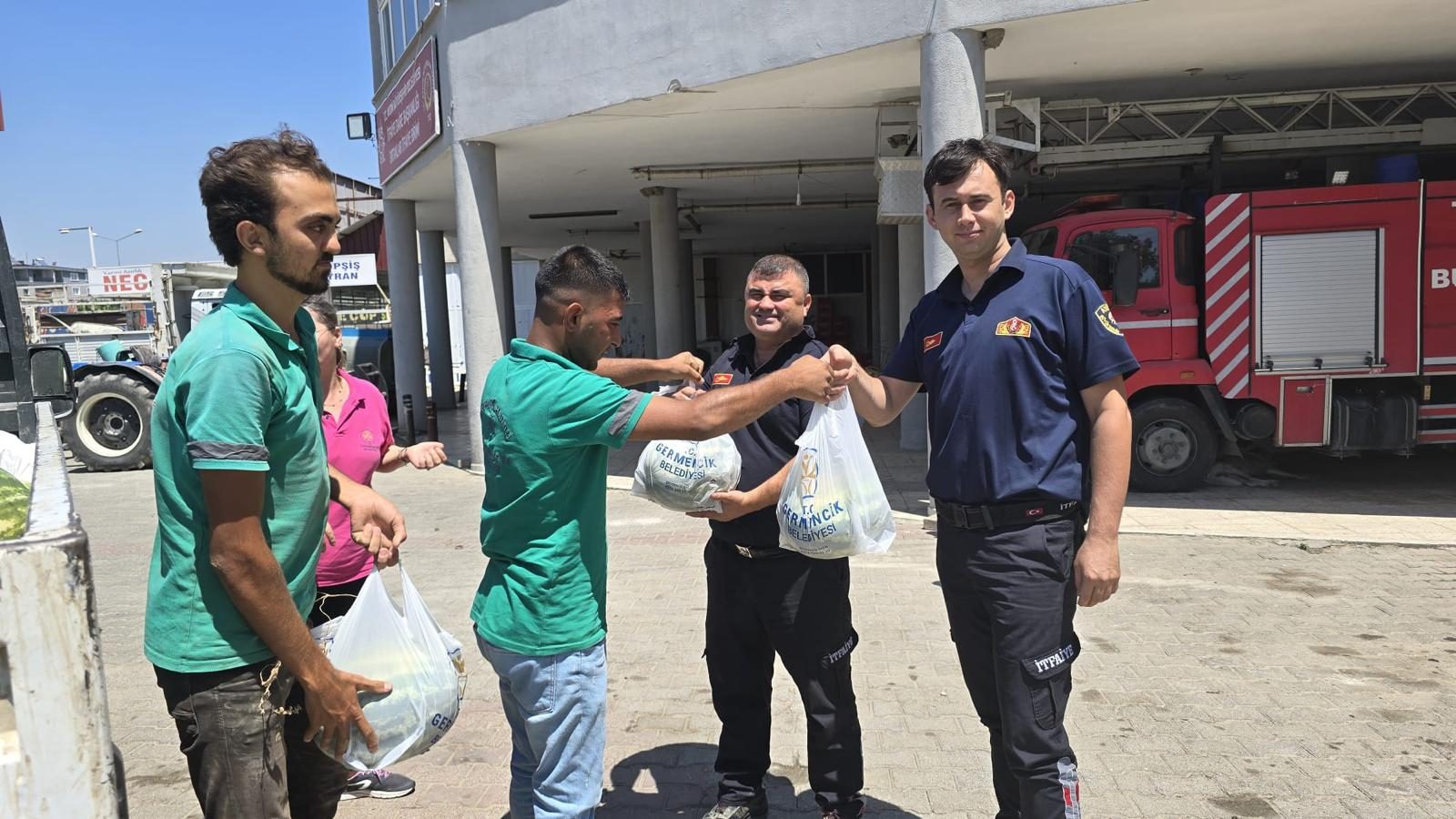 MECLİS ÜYESİ BAĞIŞLADI BAŞKAN ZENCİRCİ DAĞITTI GERMENCİK’İN AĞZI TATLANDI
