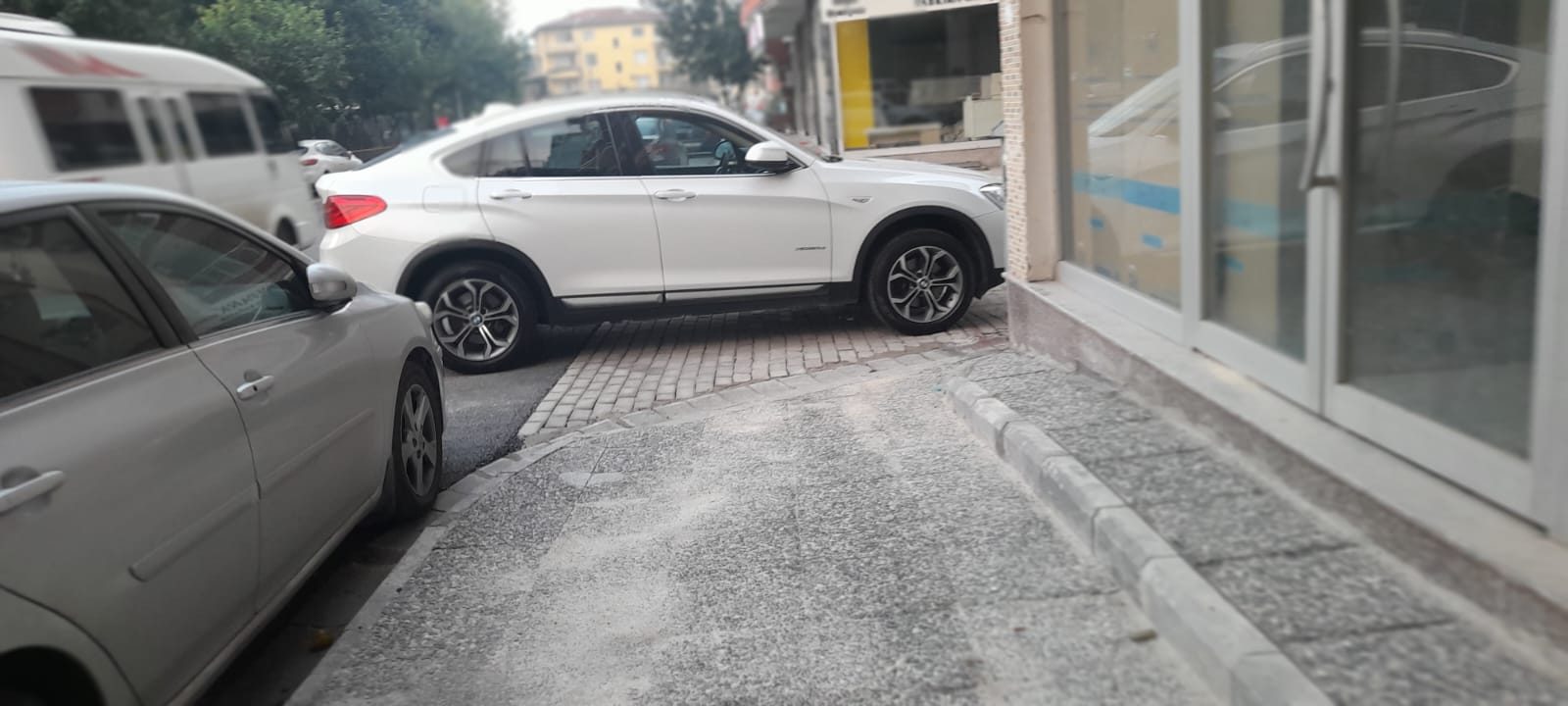 İNCİRLİOVA’DA POLİSİN TÜM ÇABALARINA RAĞMEN HATALI VE YANLIŞ PARKLAR, TRAFİĞİ OLUMSUZ ETKİLİYOR