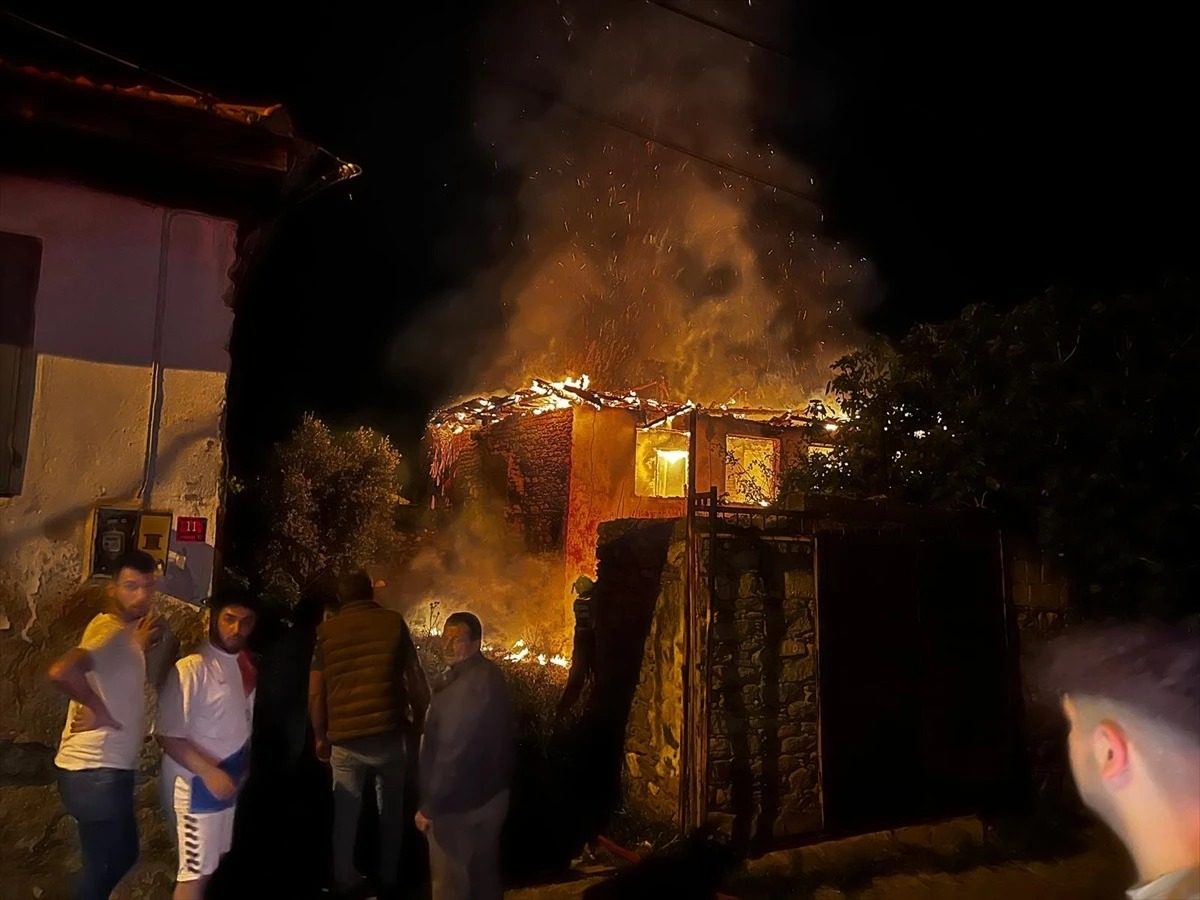 Nazilli'de metruk binada çıkan yangın söndürüldü