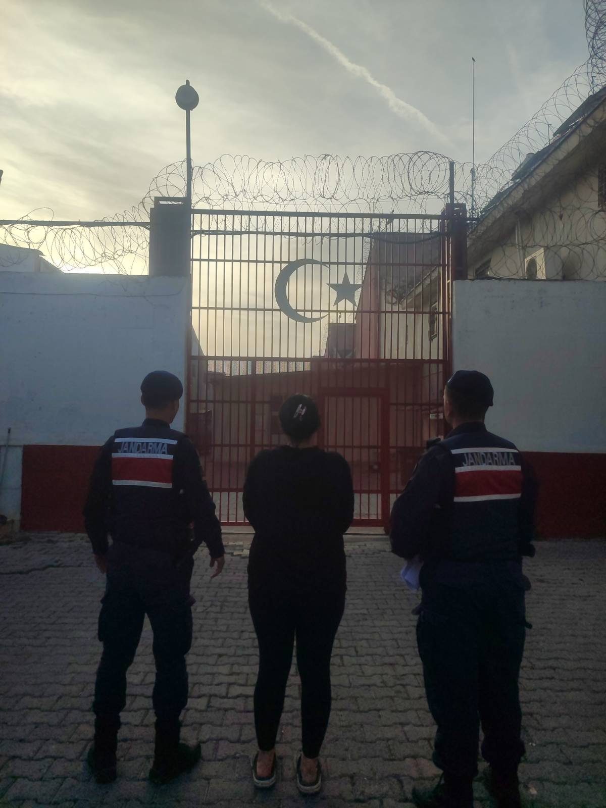 Jandarma 8 yıl hapis cezası bulunan şahsı yakaladı